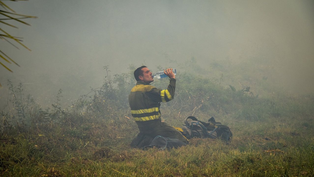 RESUMEN DEL AÑO 2019.Un brigadista descansa durante el incendio que cercó Portosín