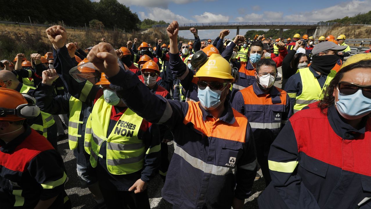 La A-8 permanece cortada en los dos sentidos, con barricadas de neumáticos ardiendo y los trabajadores completando la barrera