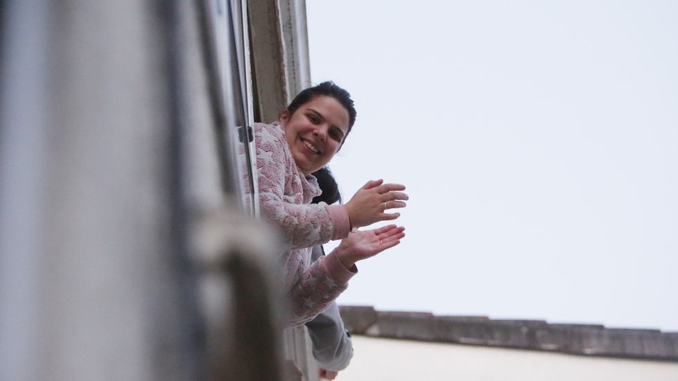 Aplausos a las ambulancias de los vecinos de San Antoniño