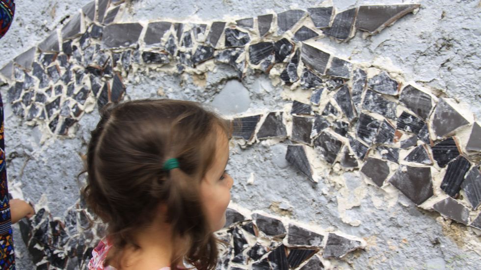 Gerardo Rodríguez, Chere, dirige la elaboración de un mural en el Malecón junto al río Sil