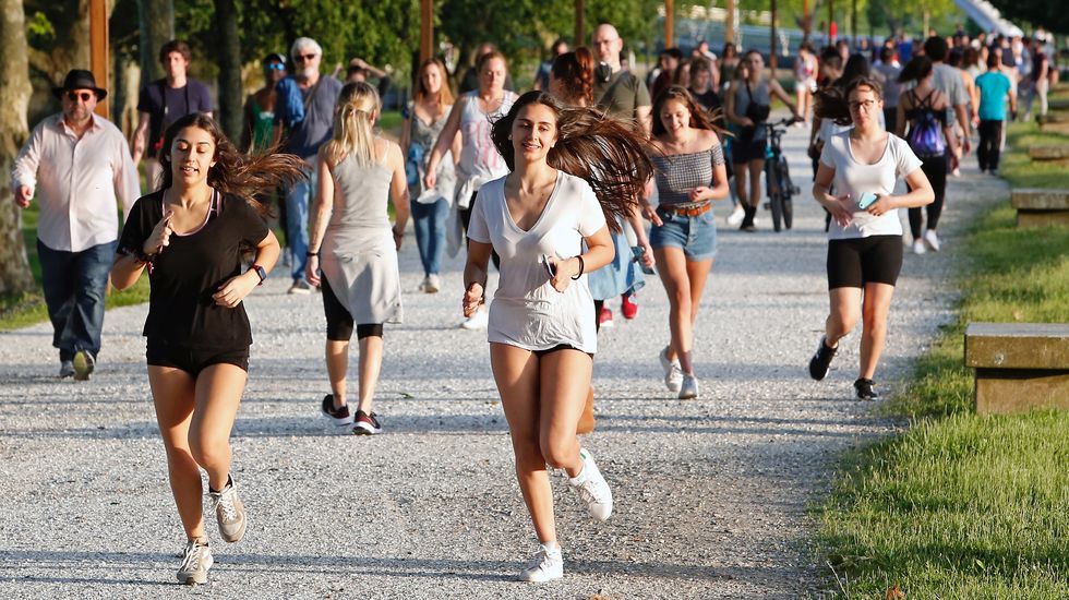 Miles de personas salen a pasear en Pontevedra en el segundo día de la desecalada