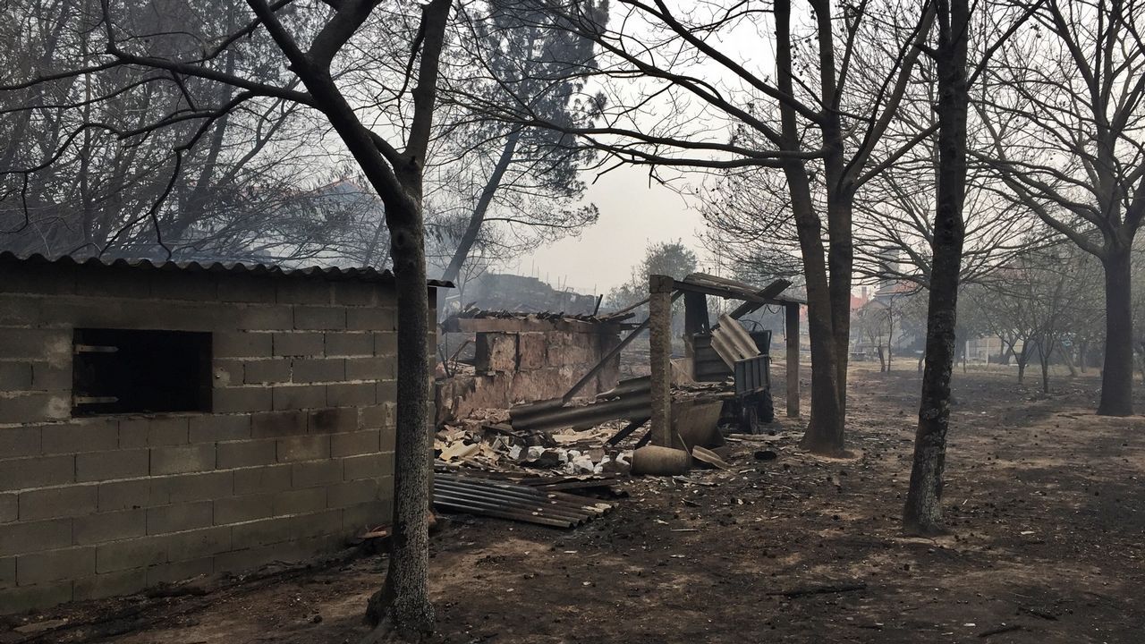 Viviendas quemadas en Abelenda das Penas, concello de Carballeda de Avia