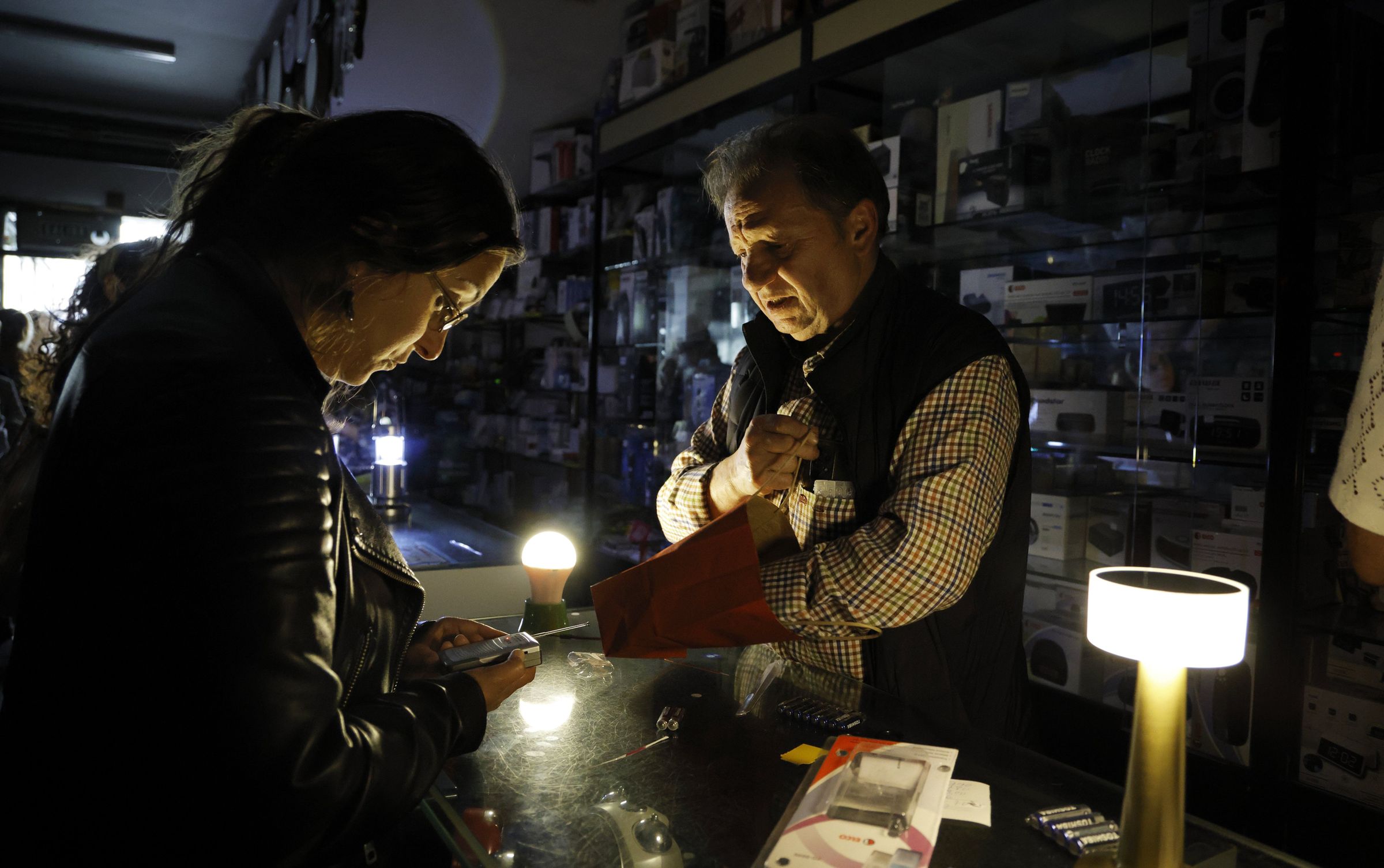 Lanternas e transistores para sobrevivir no apagamento xeral. 28/04/2025