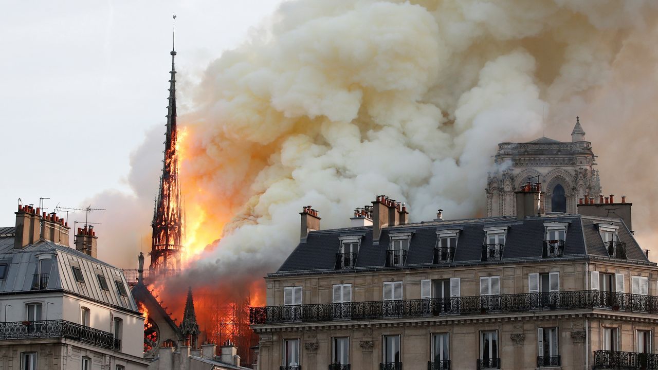 Unos bomberos dentro de la Catedral de Notre Dame