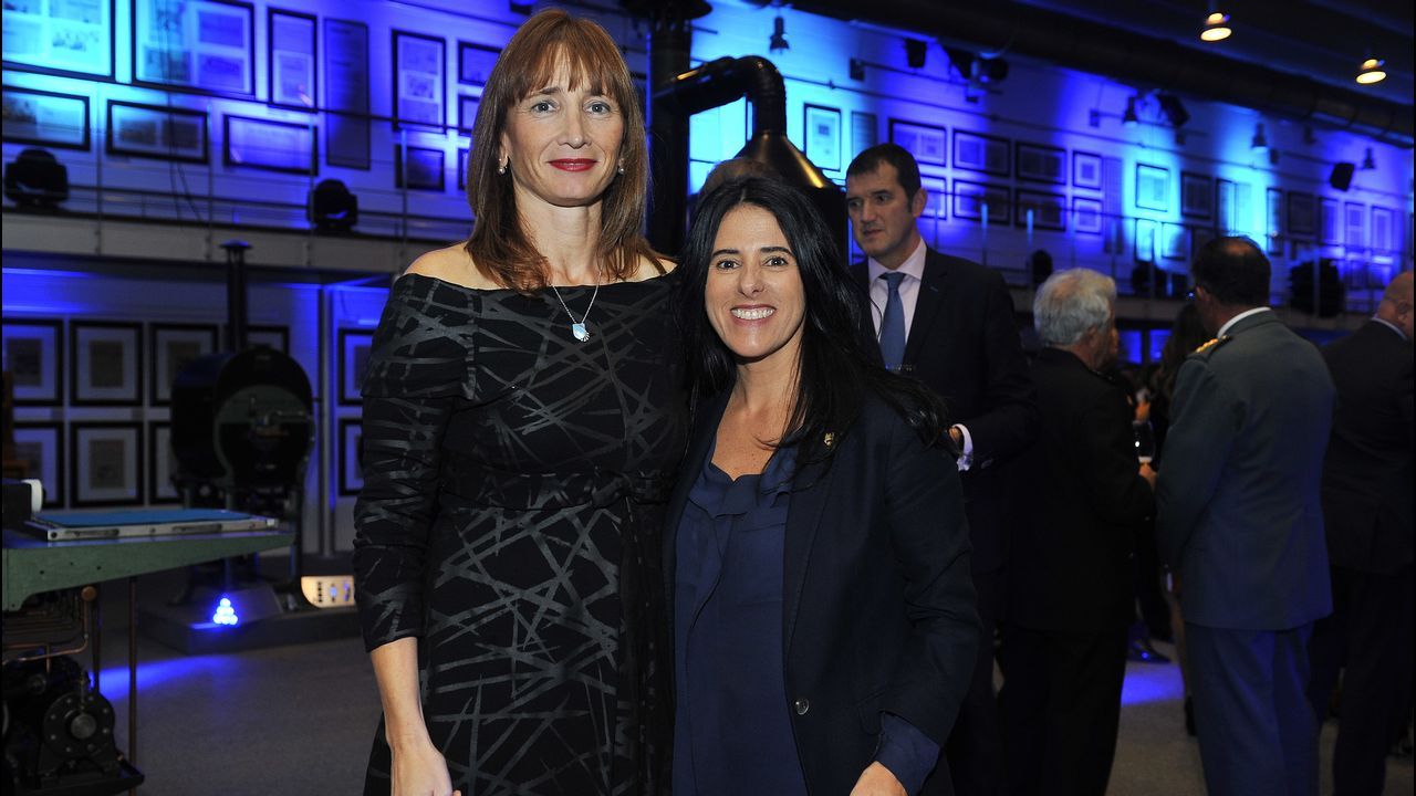 Marta Míguez, secretaria xeral para o Deporte, posa junto a Guadalupe Murillo, presidenta del Pontevedra Club de Fútbol.