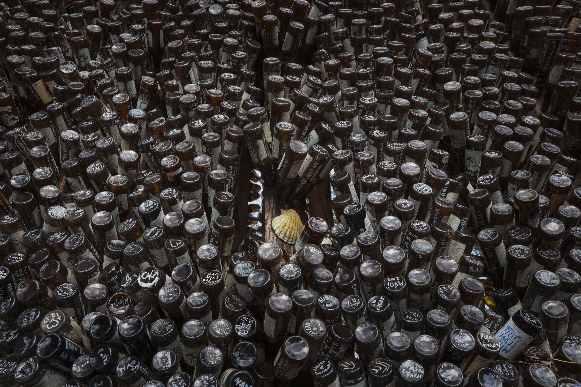 Casa T�a Dolores en O Pino. A terraza do bar conta con unhas 50.000 botellas de cervexa con mensaxes de peregrinos. 3/11/2021