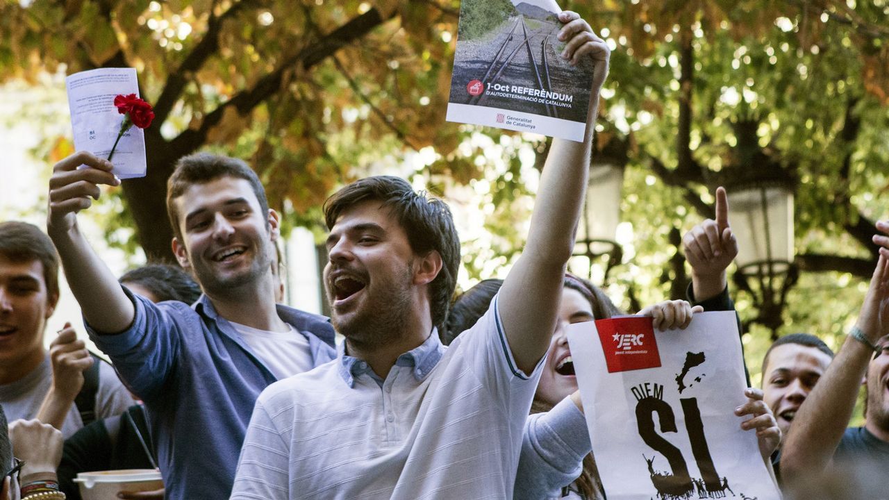 .Un grupo de jóvenes manifestantes ante la consellería de Exteriores