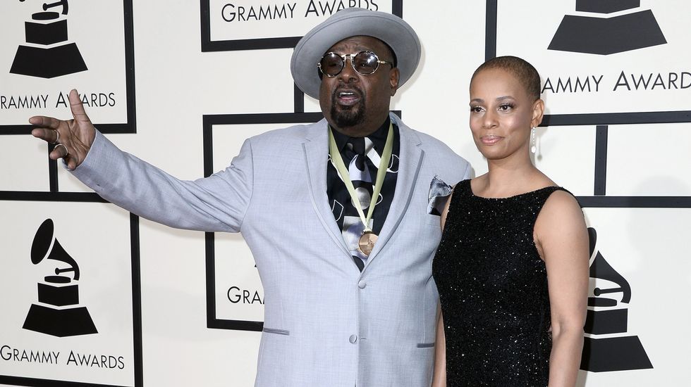 El cantante George Clinton con una invitada
