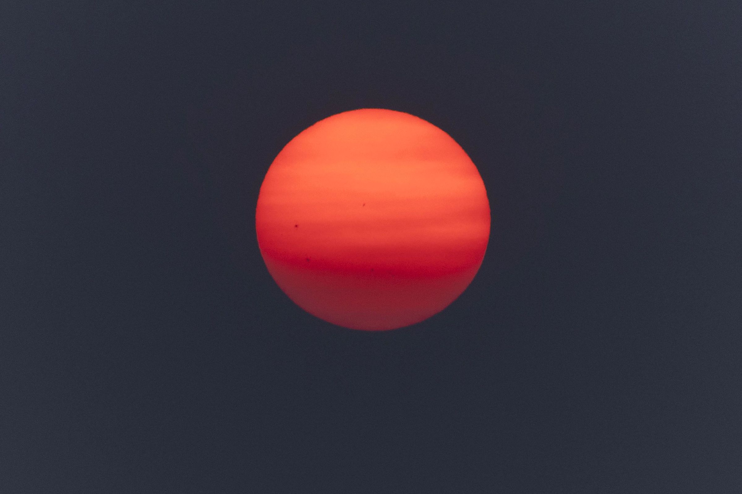 Asi de vermello se puido ver o sol dende Corme, a causa do fume procedente dos incendios que asolaron Portugal. 19/09/2024