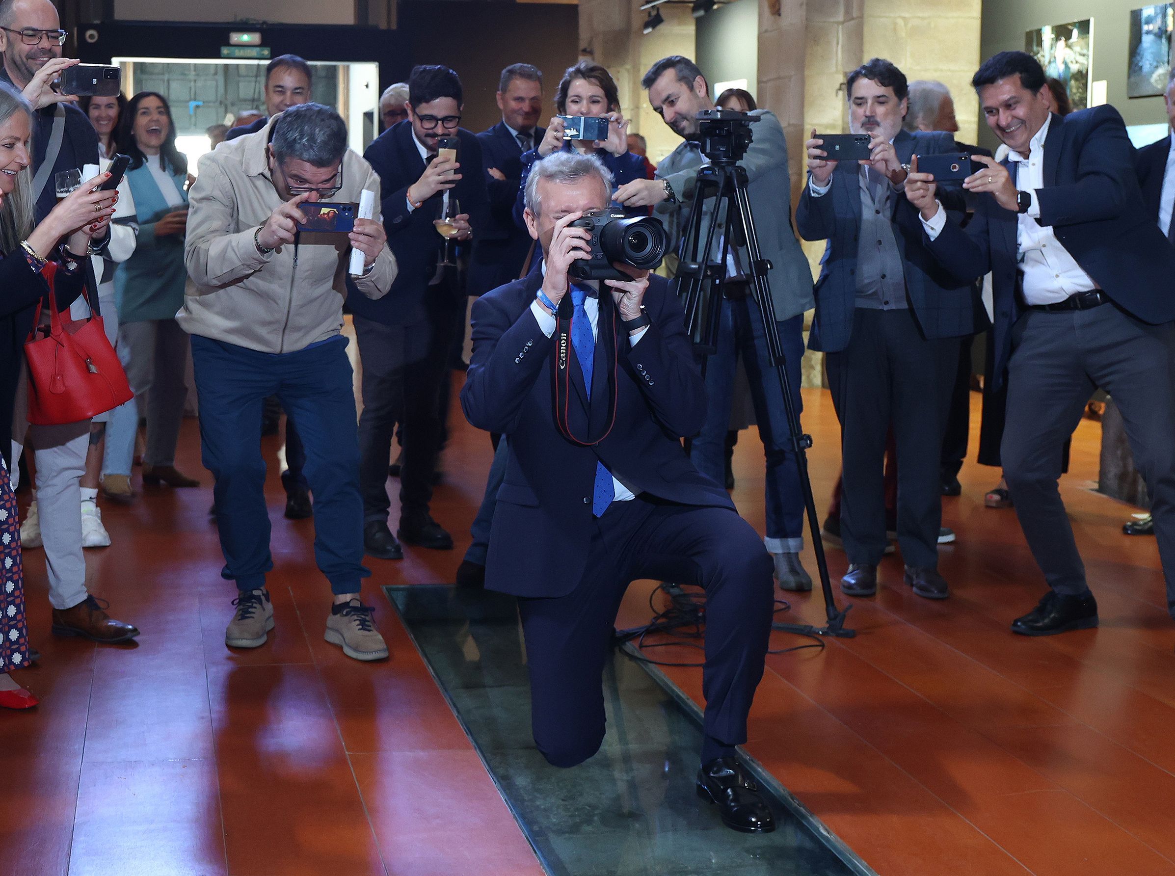 Alfonso Rueda fotograf�a aos fotoxornalistas presentes na inauguraci�n da exposici�n de fotoxornalismo��A galicia In�dita� na igrexa da Universidade. 15/04/2024