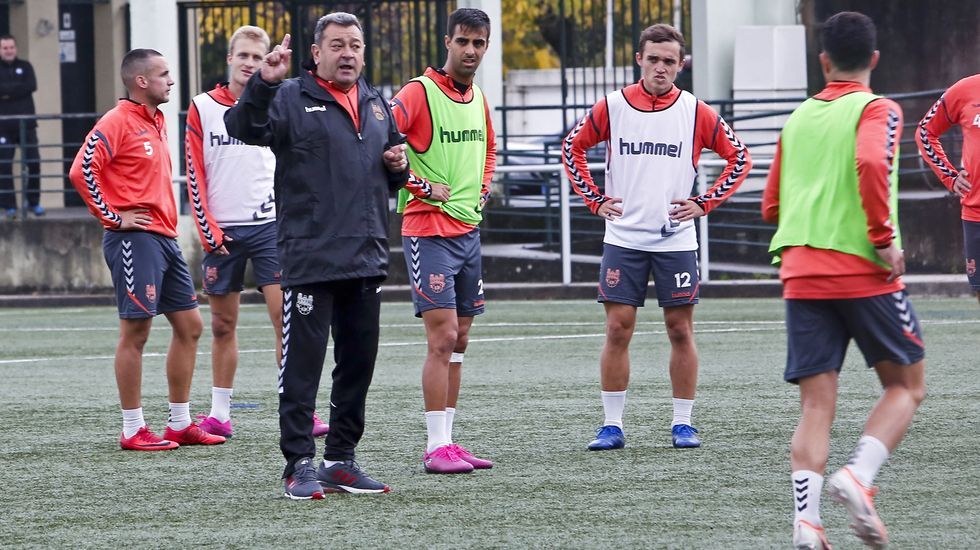 Entrenamiento del Pontevedra CF en A Xunqueira