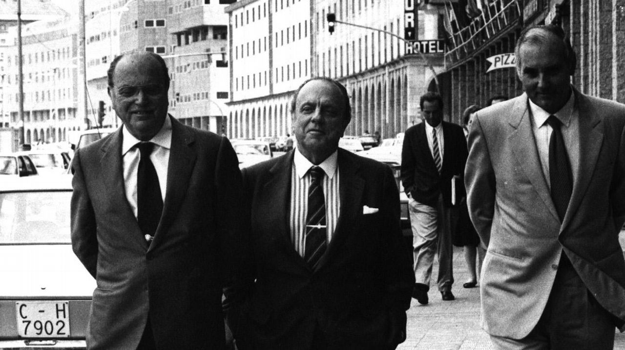 Manuel Fraga, como presidente de la Xunta de Galicia, acompañado de Gerardo Fernández Albor y Romay Beccaria delante del Hotel Riazor en A Coruña