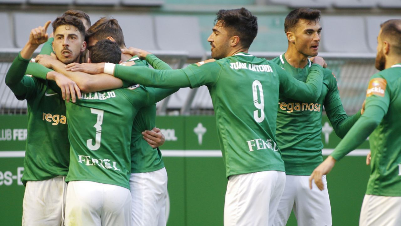 Raúl Prado disputa un balón ante el Racing de Ferrol