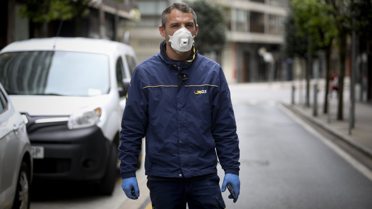 Con mascarillas por las calles de Santiago