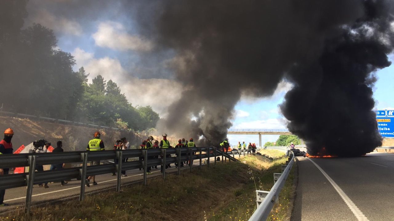 La A-8 permanece cortada en los dos sentidos, con barricadas de neumáticos ardiendo y los trabajadores completando la barrera