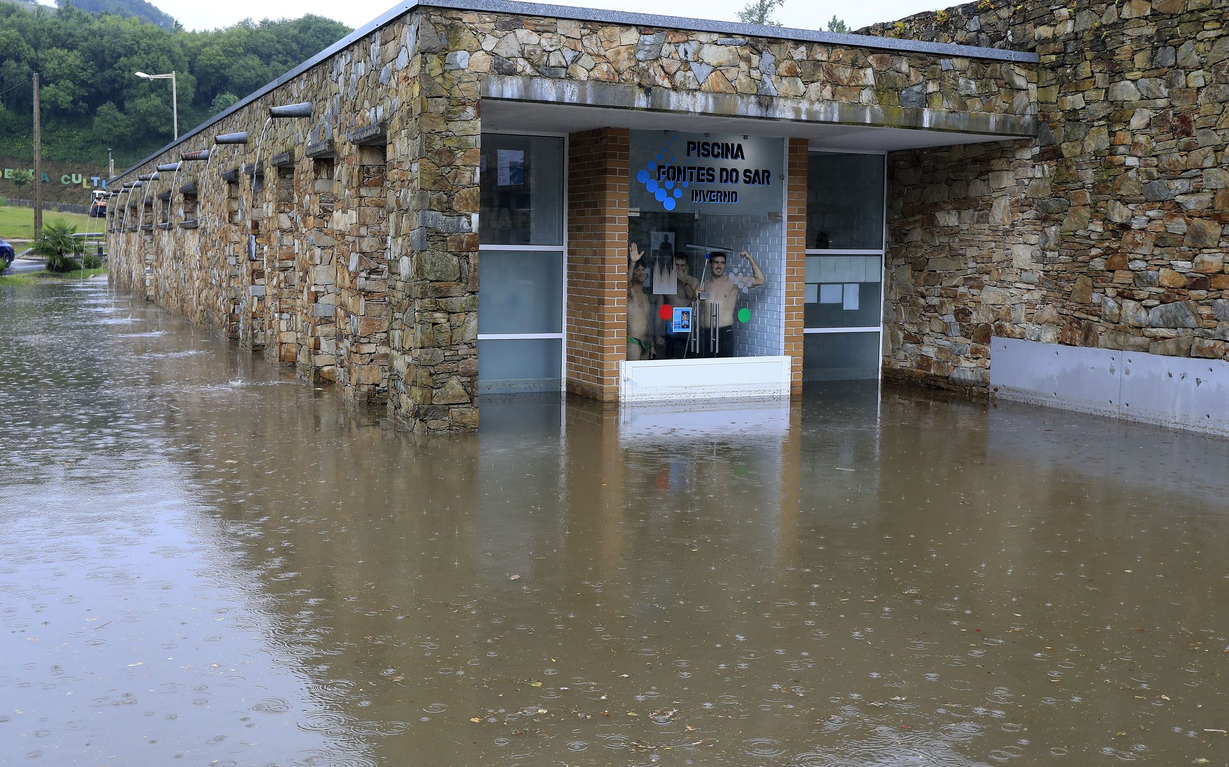 Usuarios das piscinas do Sar, observan a inundaci�n provocada pola tromba de auga caida no exterior do recinto. 28/05/2023