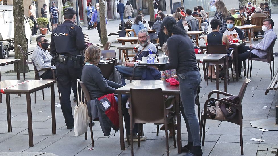 La policía vigila que se cumplan las normas Covid en las terrazas