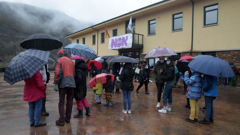 La primera movilización contra los cambios en el transporte escolar se celebró frente al Ayuntamiento