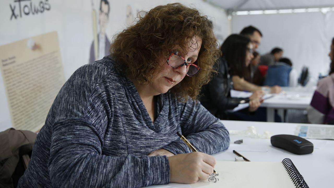 Xosé Luís Vilela Conde, director de La Voz de Galicia, entrega el Premio del concurso vídeos Na beira do río Sor al CEIP Francisco López Estrada (Mogor-Mañón. A Coruña). Recogen Pablo Sánchez González (coordinador y autor del vídeo), Alba Lage González y Sara Martínez Murias (alumnas)