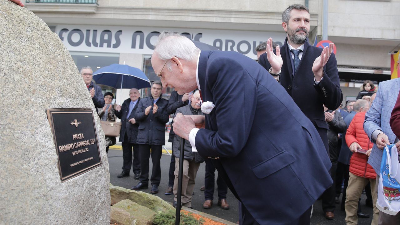 El empresario Ramiro Carregal observa de cerca la placa que lleva su nombre en la plaza que le dedicó el concello de Vilagarcía