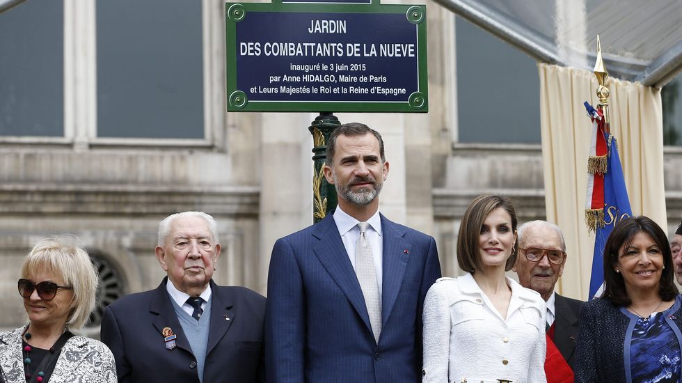 Los reyes posan con la alcaldesa de París, Anne Hidalgo, y varios veteranos.