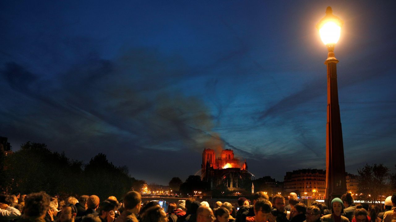 Unos bomberos dentro de la Catedral de Notre Dame