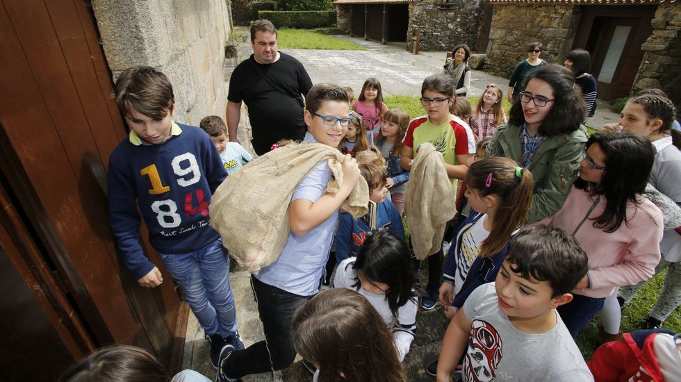 Alumnos de Mazaricos participan nunha visita teatralizada ás Torres do Allo cos Quinquilláns