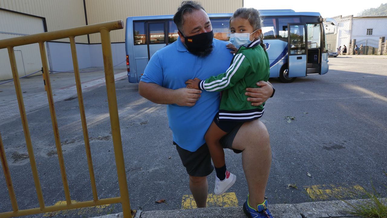 Pancarta de protesta contra la situación organizativa en los colegios en un centro de Arousa