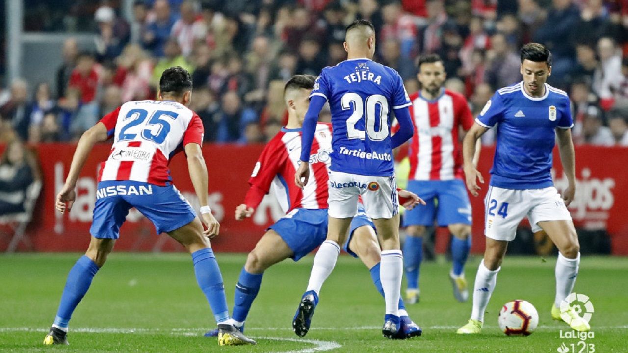 Javi Muñoz controla un balón, con Tejera de espaldas, durante el Sporting-Oviedo