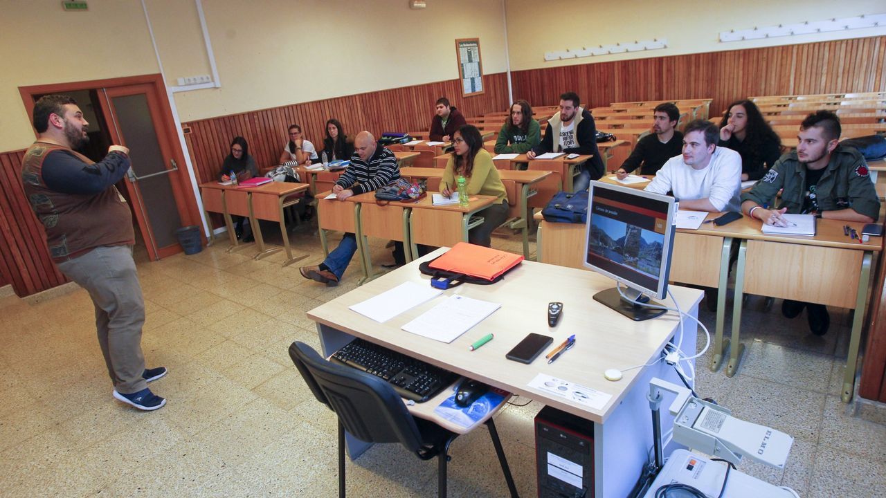 .En la imagen, una clase de Ingenier�a El�ctrica en Serantes
