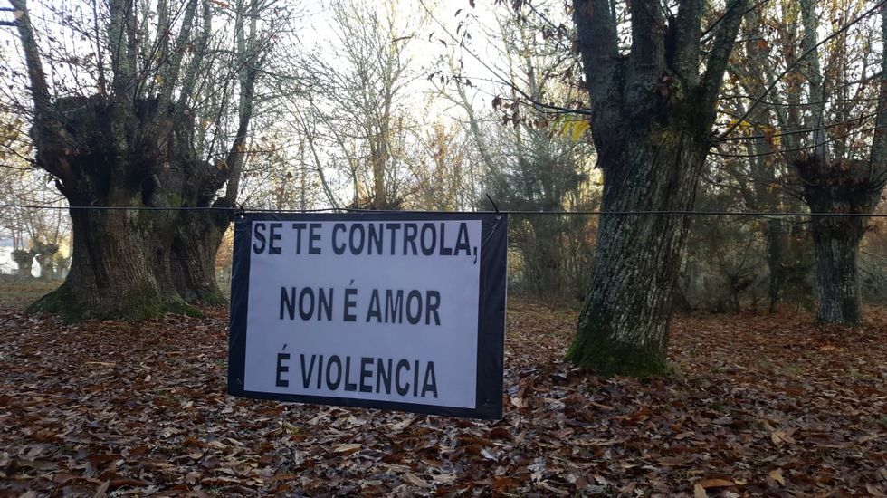 25n.En A Pobra de Trives hubo una andaina y una concentración en la praza do Pilón