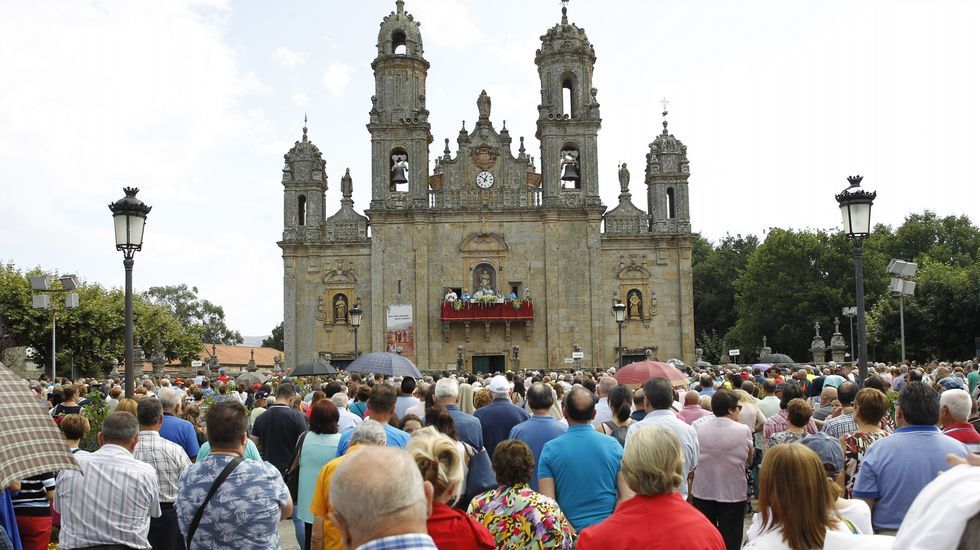 Multitudinaria procesión de Os Milagros en el santuario de Monte Medo en Baños de Molgas
