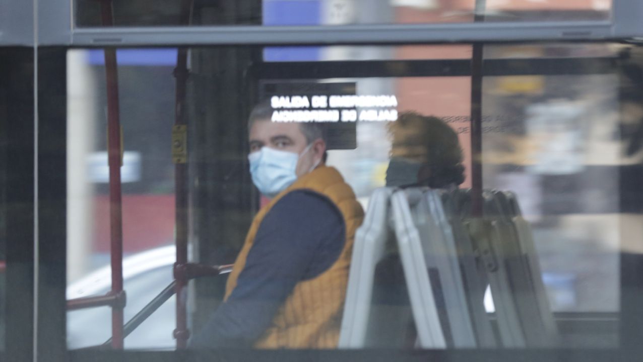 En A Coruña, como en otras ciudades, las Fuerzas y Cuerpos de seguridad estuvieron repartiendo mascarillas en el transporte público