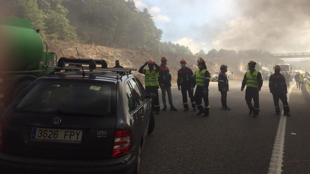 La A-8 permanece cortada en los dos sentidos, con barricadas de neumáticos ardiendo y los trabajadores completando la barrera