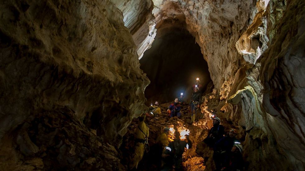Los espeleólogos hacen un alto en una de las dos grandes salas que forman parte de la cueva de Tara