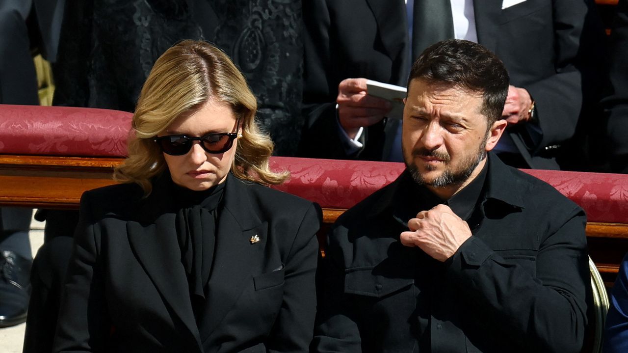 El presidente de Ucrania, Volodymyr Zelenskiy, y la primera dama, Olena Zelenska, asisten a la misa funeral del Papa Francisco.