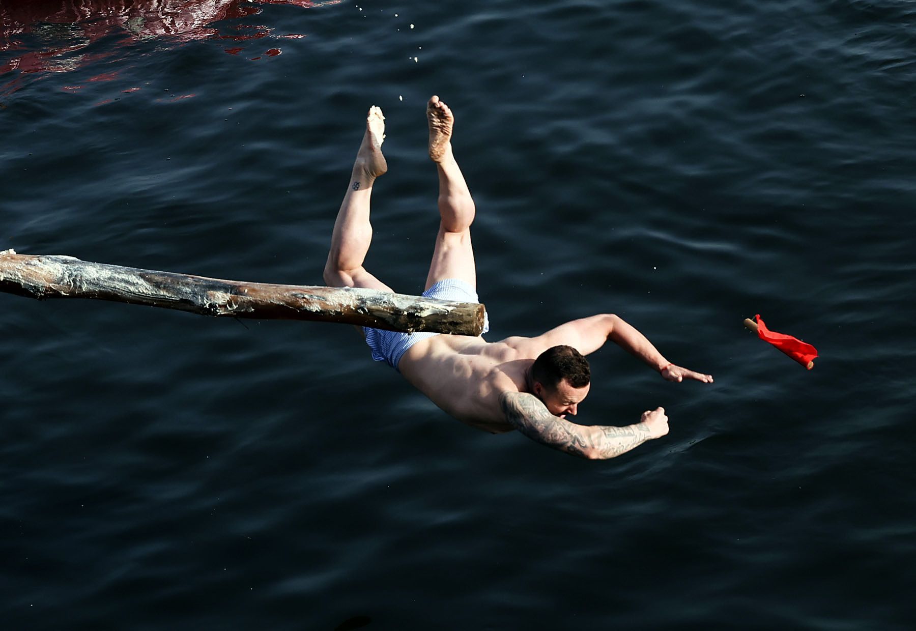 Un participante do tradicional xogo da cucaa consegue coller a bandeirola no barrio da Ponte, Padrn. 18/08/2025