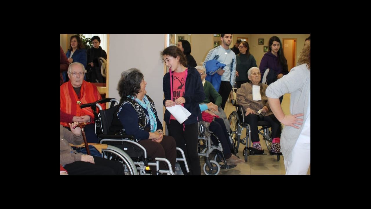 El IES Sofía Casanova celebró el Día de la Paz con los mayores de DomusVI
