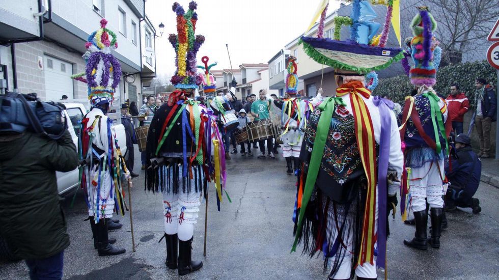 Mascarada ibérica.Cerca de 40 grupos y 800 personas participaron en la mascarada ibérica de Viana do Bolo