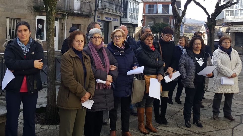 25n.En A Pobra de Trives hubo una andaina y una concentración en la praza do Pilón