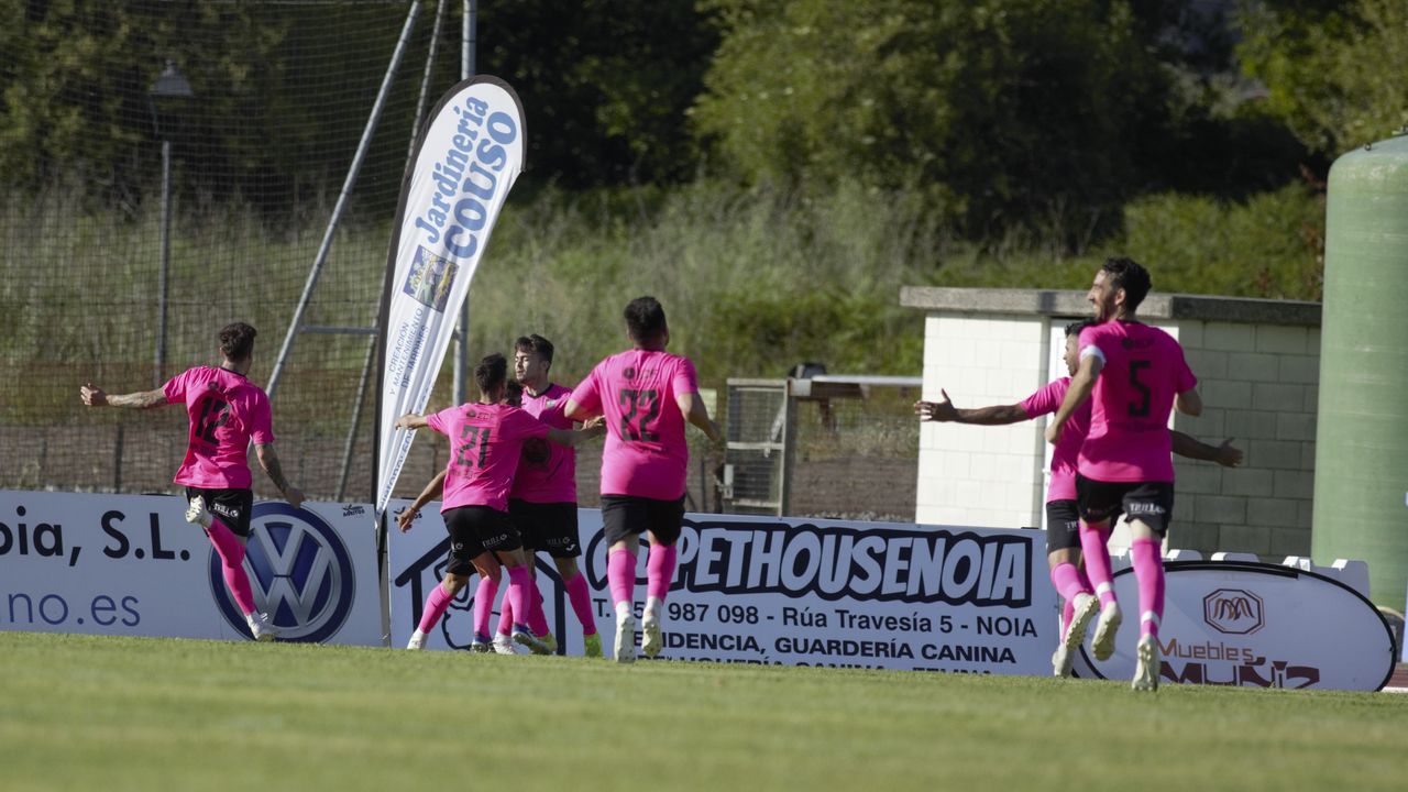 PARTIDO ENTRE EL NOIA Y EL BOIRO EN SAN LÁZARO. PREFERENTE. FÚTBOL.
