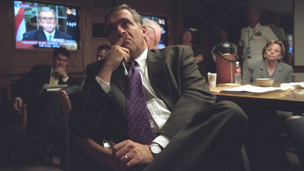El director de la CIA, George Tenet en el centro de operaciones de emergencia en Washington el día de los atentados del 11-S