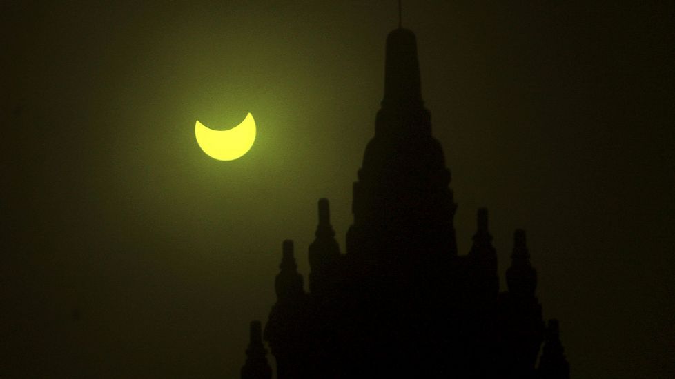 Momento del eclipse solar tras el templo de Prambanan en Yogyakarta (Indonesia)