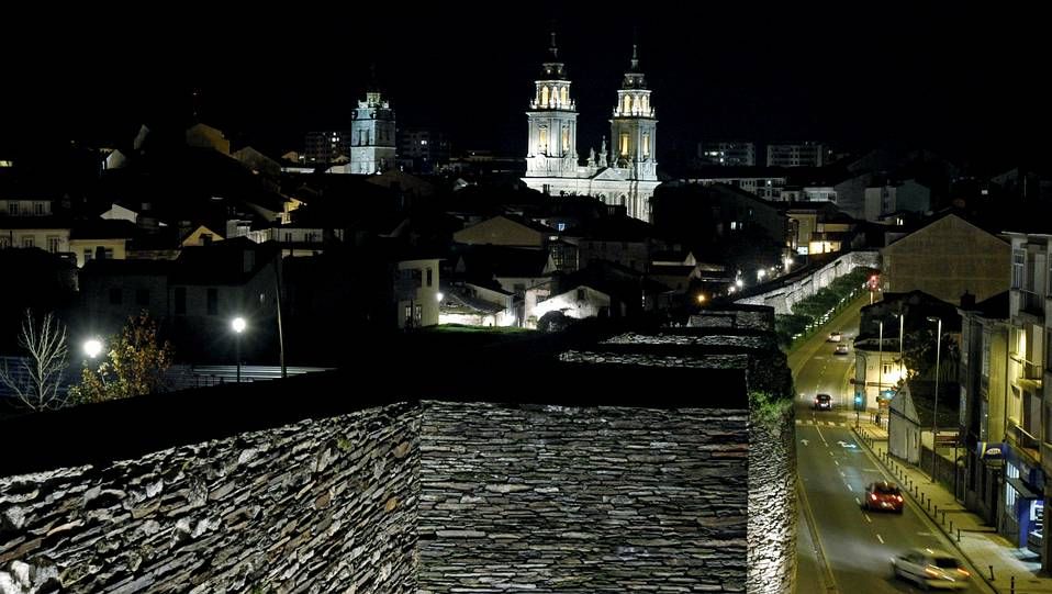 .Turismos estacionados en la plaza de Bretaña que llevan tanto tiempo parados que ya crían hierva.