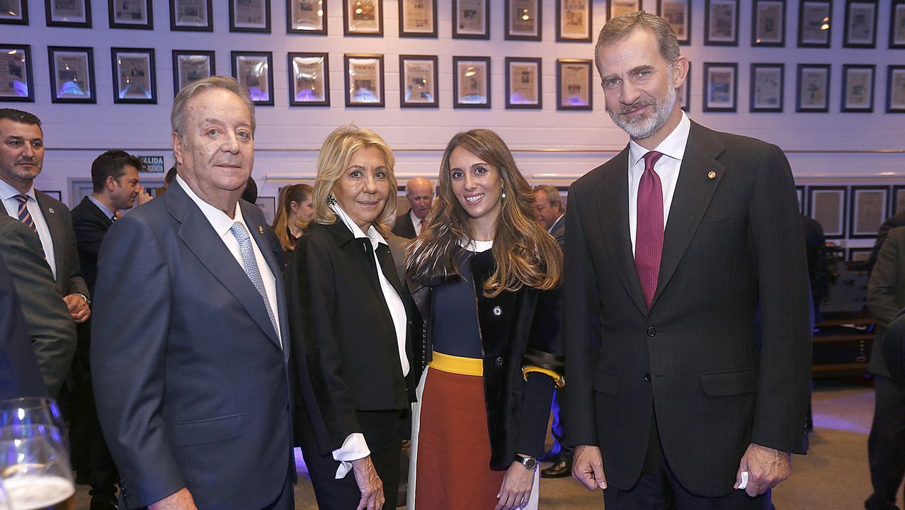 Santiago Rey, presidente y editor de La Voz de Galicia, con su esposa, Salomé Fernández-San Julián, vicepresidenta de la Fundación Santiago Rey Fernández-Latorre; su hija, Salomé de la Torre, y Felipe VI