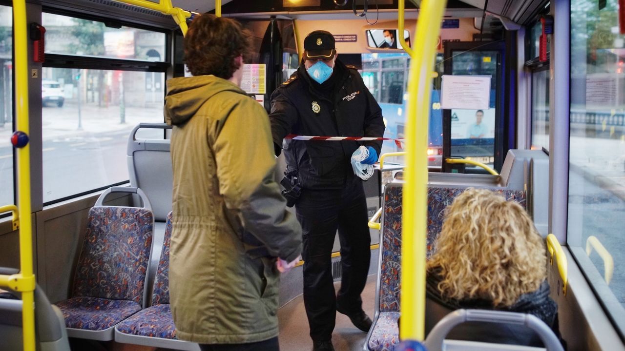 La Policía Nacional reparten mascarillas a usuarios del autobús en Ourense