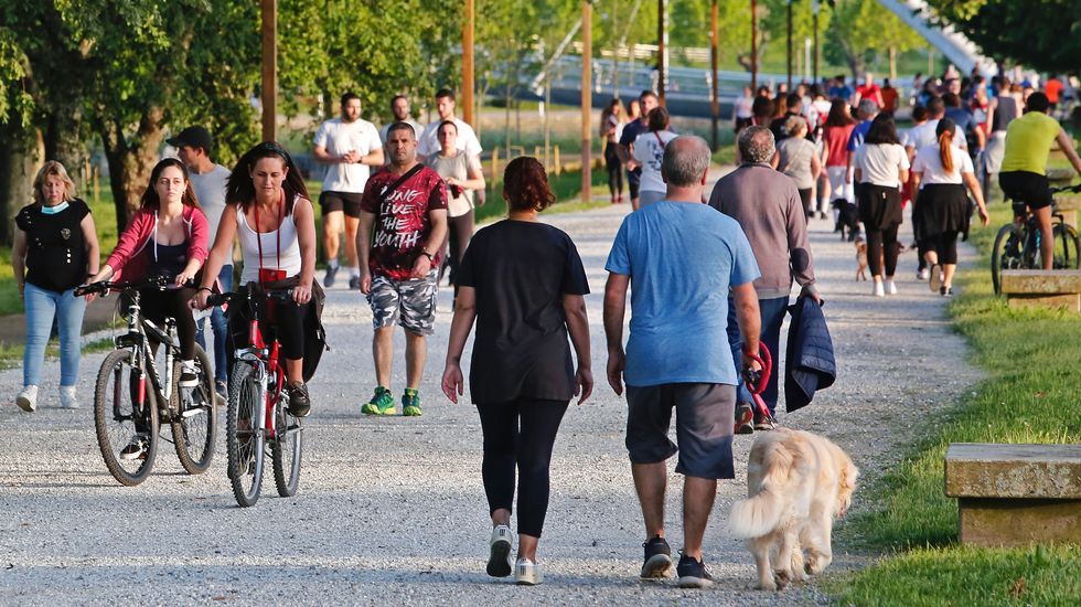 Miles de personas salen a pasear en Pontevedra en el segundo día de la desecalada