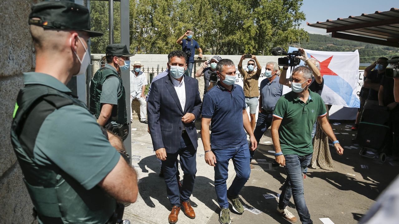 Avelino Pazos, izquierda, antes de la moción de censura