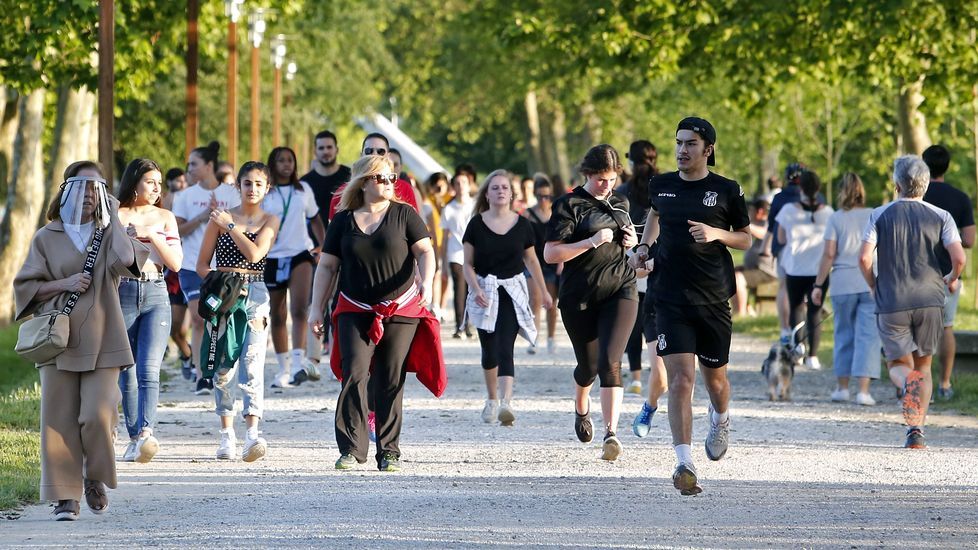 Miles de personas salen a pasear en Pontevedra en el segundo día de la desescalada