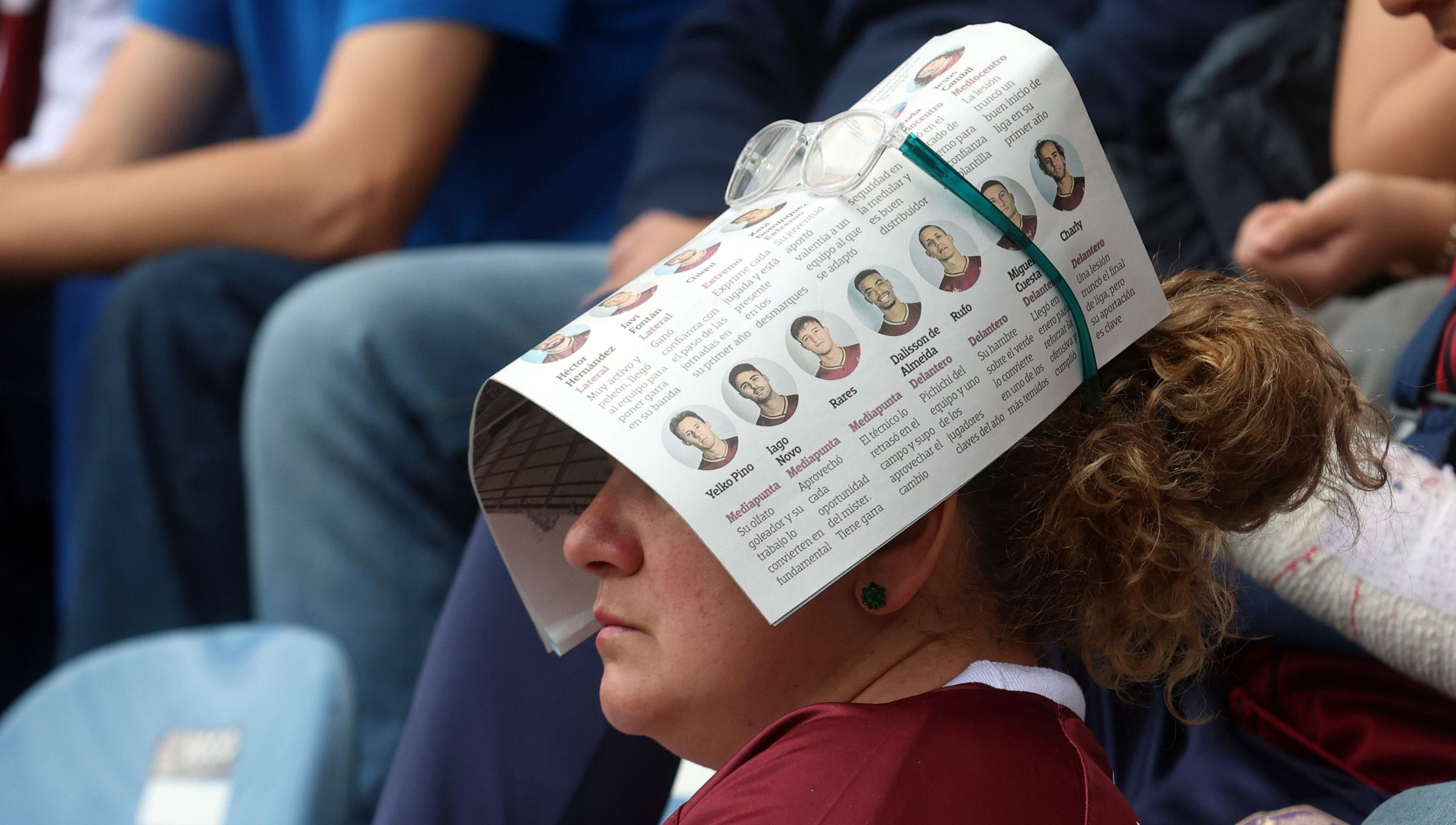 Unha siareira do Pontevedra cbrese do sol durante un partido de ftbol en Pasarn. 04/05/2025